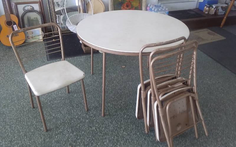 lot 57 image: Round Folding Card Table With 4-Folding Chairs, Drop Leaf Table 28x30
