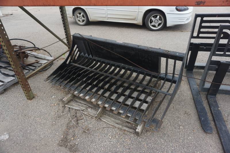 Universal Mount Bobcat Skid Loader Skid Steer 72 Rock Bucket