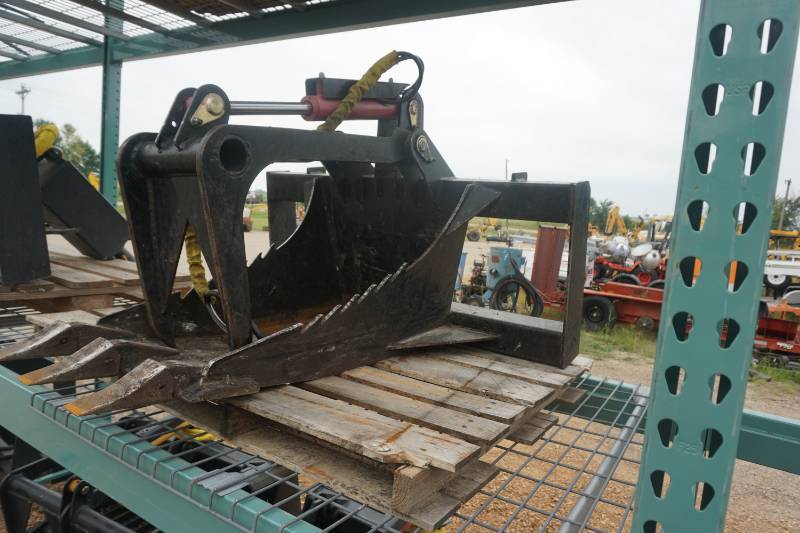 Universal Mount Bobcat Skid Loader Skid Steer Stump Grapple Bucket