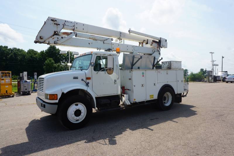 2000 International 4900 DT466E With Hi Ranger HR 42 Bucket Attachment