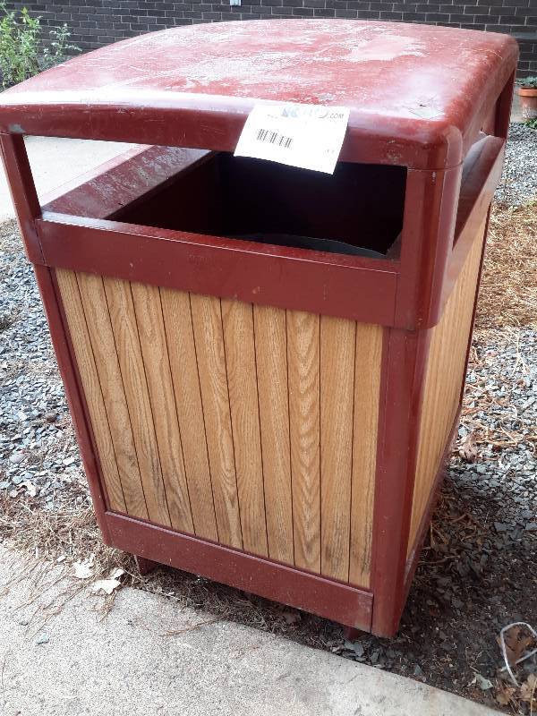 lot 11 image: HOWARD brand Garbage container and inside insert