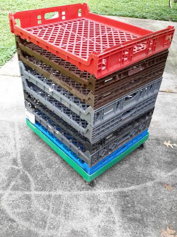 lot 10 image: 8, plastic bakery product trays and rolling cart