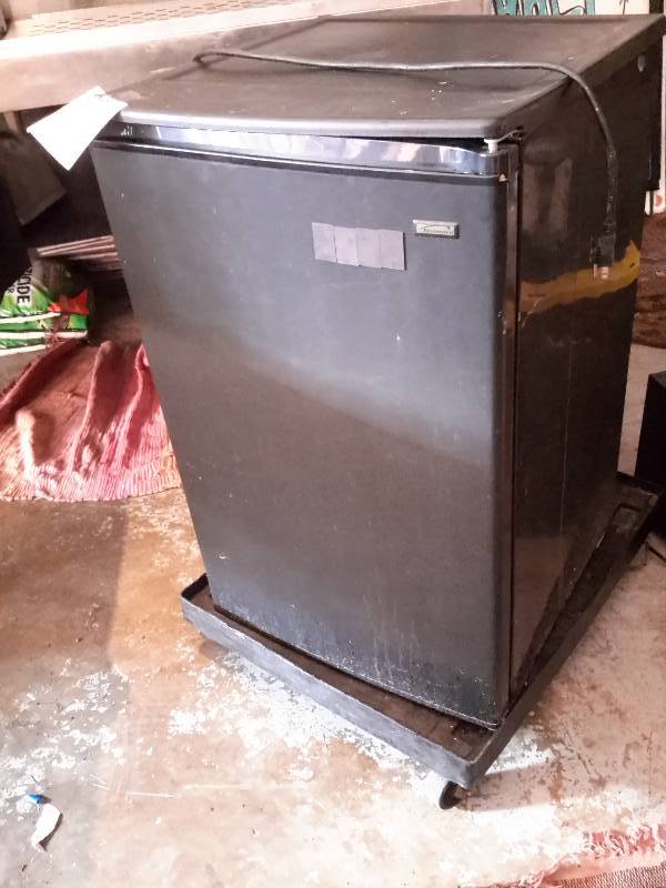 lot 17 image: Kenmore, Dorm Type refrigerator..