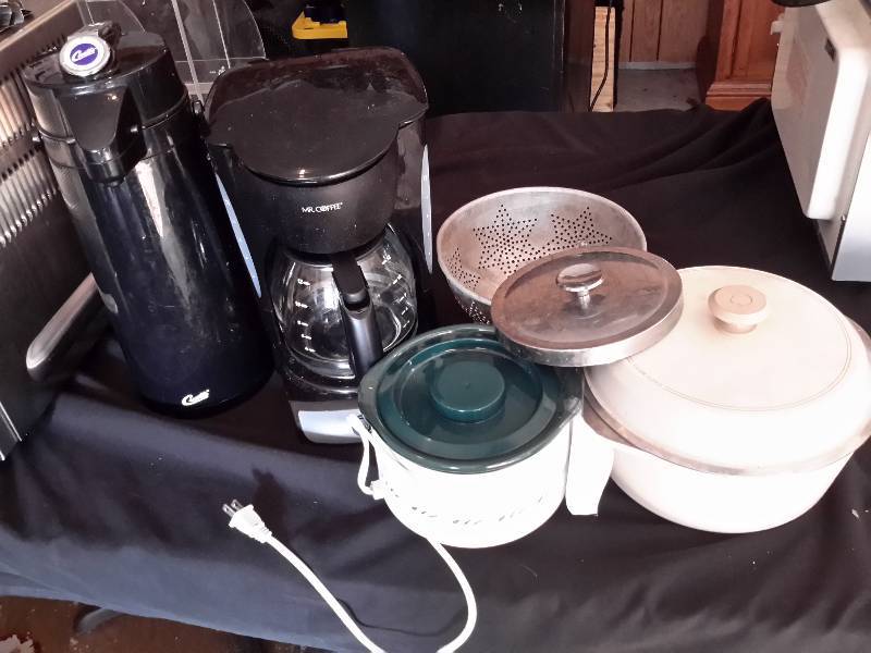 lot 41 image: Coffee hot pot, small crock pot, other misc. service items as pictured.. Mr. Coffee coffee maker