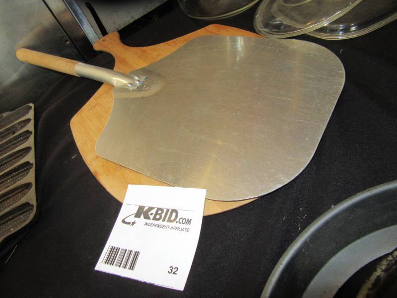 lot 32 image: Pizza paddle with wooden restserver