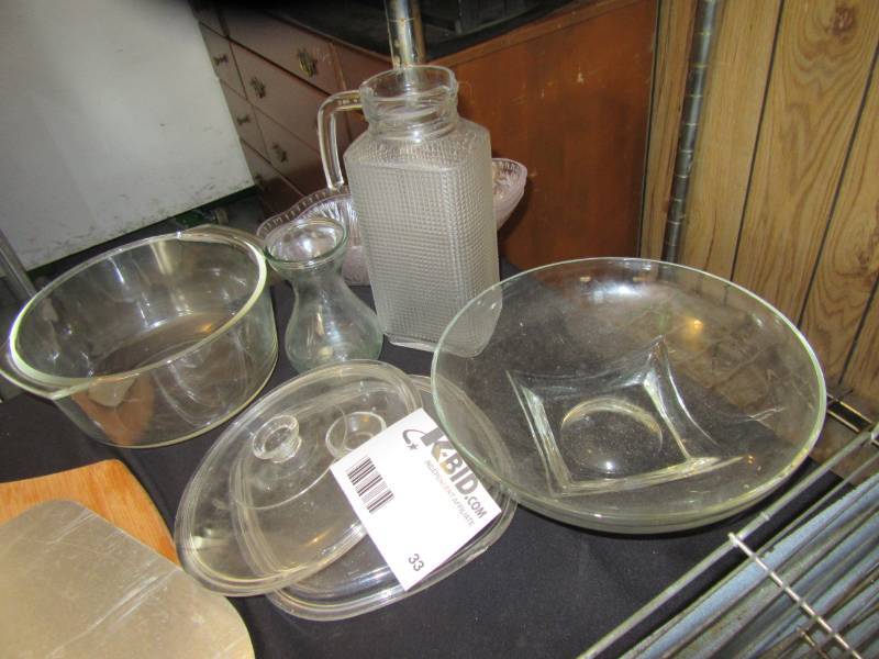 lot 33 image: Glass Serving bowls and accessories..