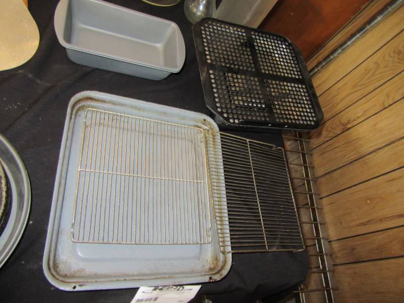 lot 36 image: 2 bread pans, broiler pan, 2 cooling racks