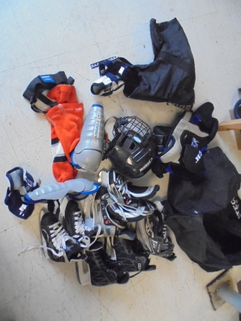 lot 68 image: Youth Hockey Equipment