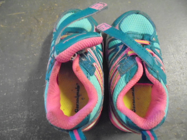 lot 74 image: Childrens shoes