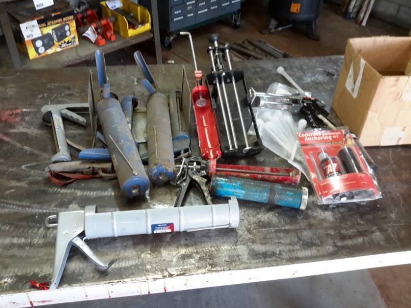 lot 69 image: Caulk Guns, Achoring Kit and Tips