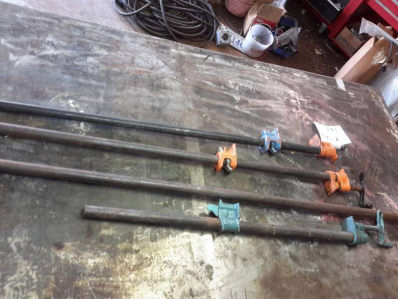 lot 73 image: 2 Pony Pipe Clamps, 1 34 Pipe Clamp