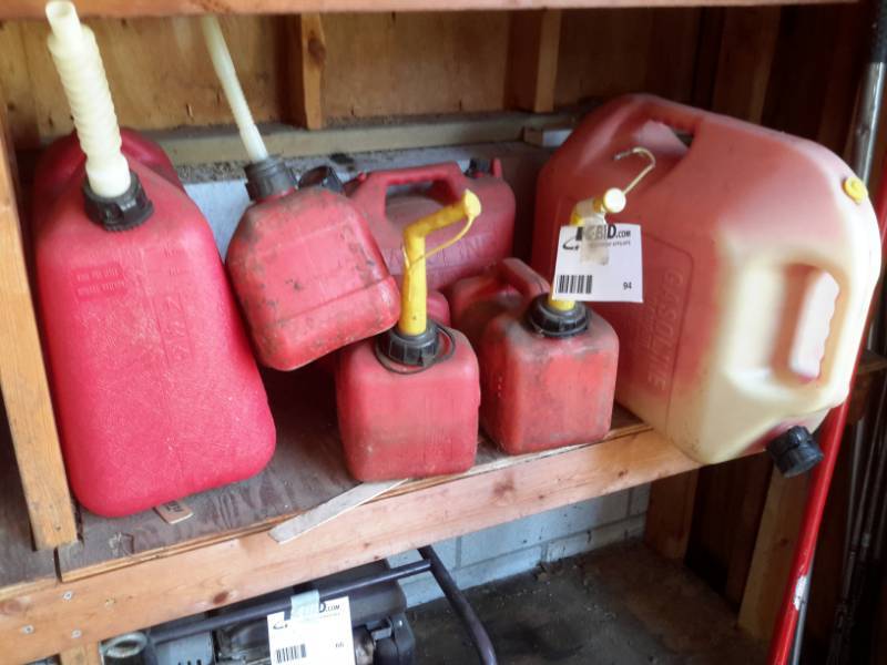 lot 94 image: 6 Gas Plastic Cans