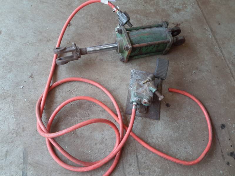 lot 105 image: Galland Henning Nopak Foot Pedal and Hydraulic Pump