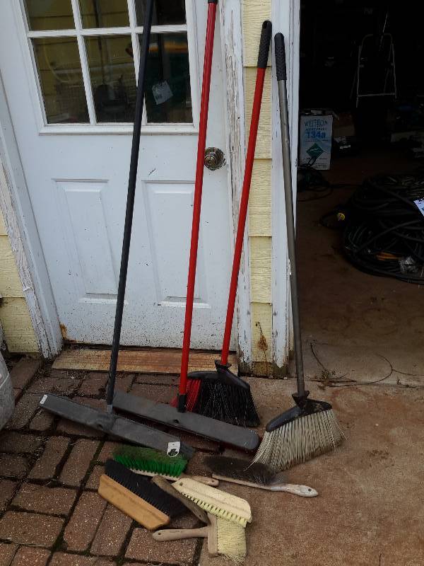 lot 204 image: Lot of Push and Hand Brooms