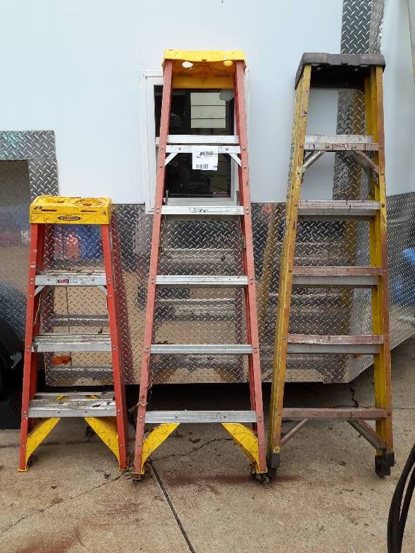 lot 139 image: 3 Fiberglass Step Ladders