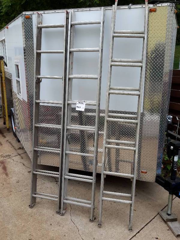 lot 138 image: 3 Extension Ladders