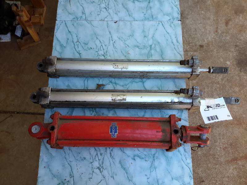 lot 79 image: 1 Cross Hydraulic Cylinder, 2 Motion Controls Hyraulic Cylinder