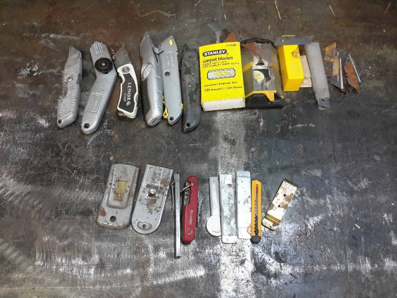 lot 121 image: Lot of Utility Knives