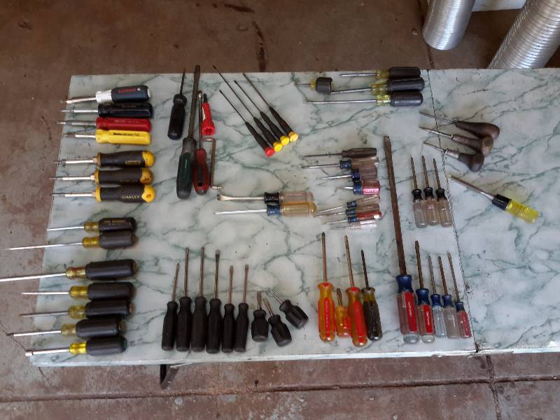lot 55 image: Large Lot of Various Screw Drivers