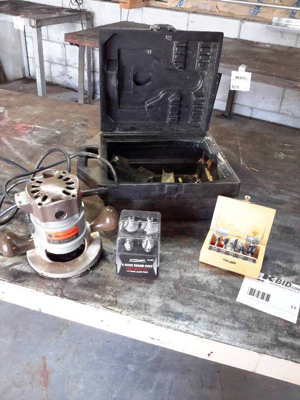 lot 17 image: Black & Decker Trade Router