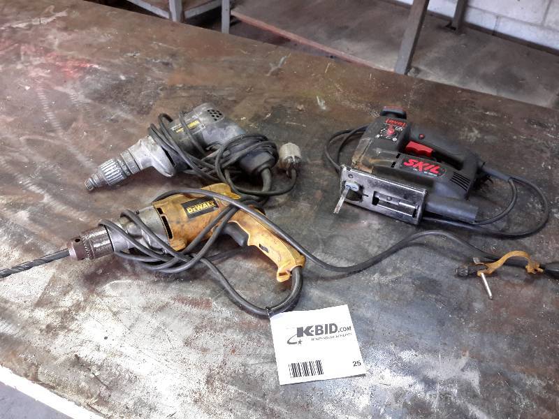 lot 25 image: 1 Dewalt Drill, 1 Skilsaw Jig Saw, 1 Black & Decker Power Screw Driver