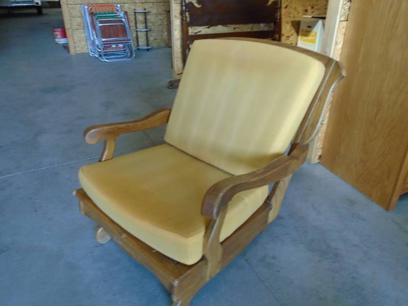 lot 7 image: Chair