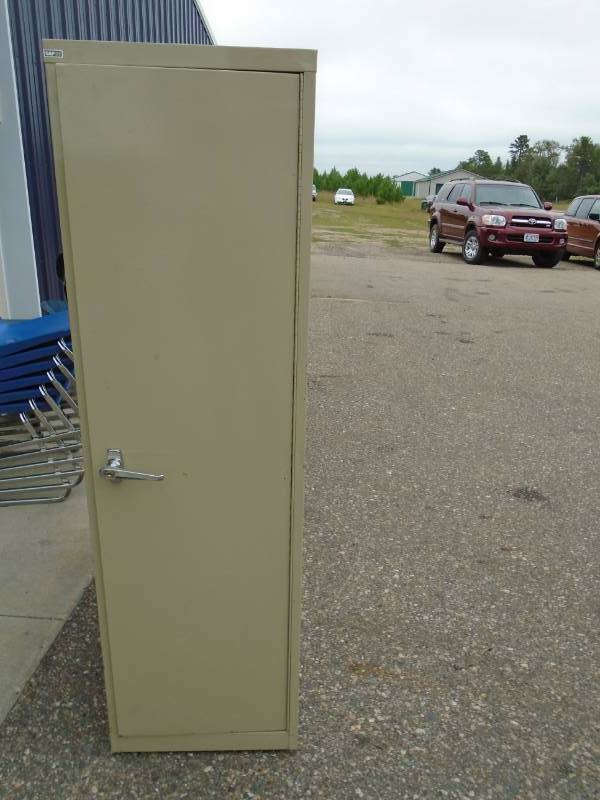 lot 14 image: Cabinet