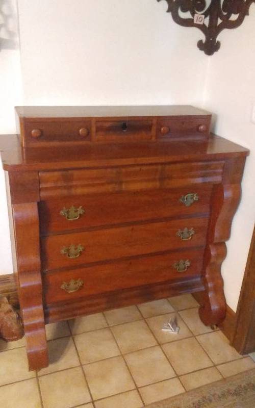 lot 11 image: Vintage 7-Drawer Handkerchief Dresser