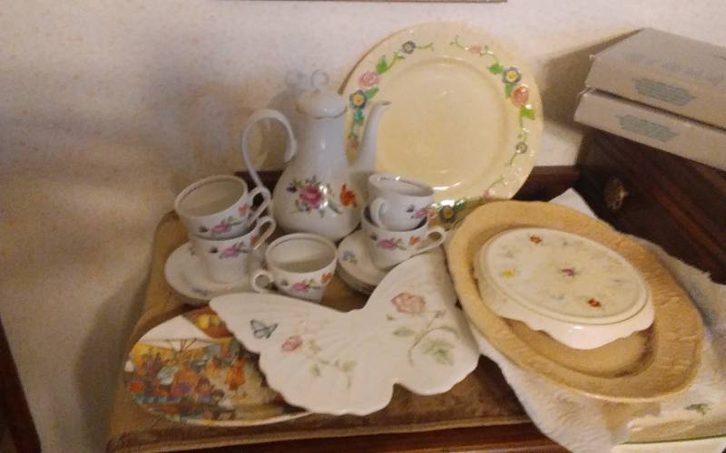 lot 15 image: Floral Tea Set (Made In German Democratic Republic), Other Vintage Hand Painted Trays & Trivets