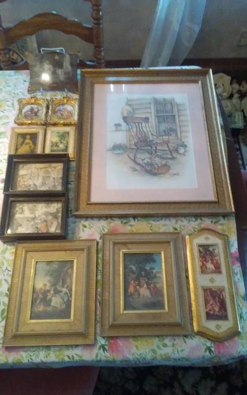 lot 35 image: Lot Of Victorian Wall Decor