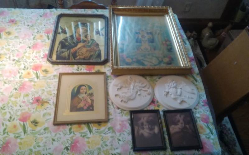 lot 38 image: Lot Of Wall Decor (Vintage Religious & Cherubs)