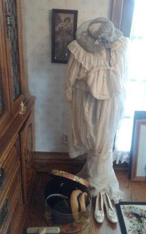 lot 40 image: Dress Form Wearing Vintage Clothing, Shoes, Hats, Hat Box