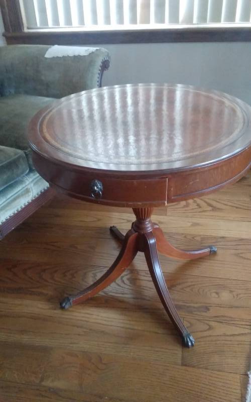 lot 48 image: 26x26 Round Claw Foot Table With Drawer