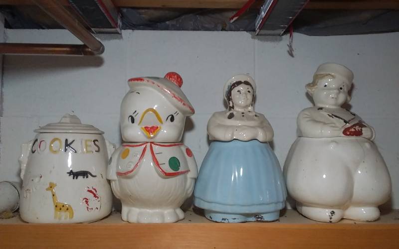 lot 52 image: 4-Cookie Jars & 2-Cookie Jar Collector Books