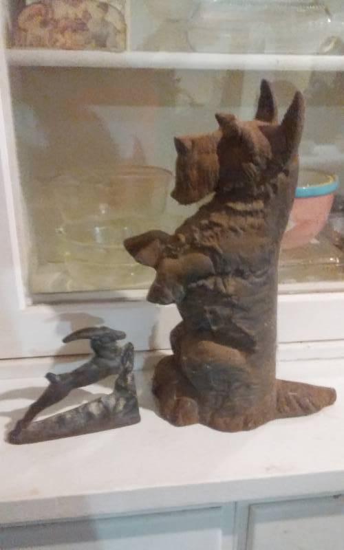 lot 78 image: Cast Iron Scotty Dog Door Stop 16, Gazzelle Book End