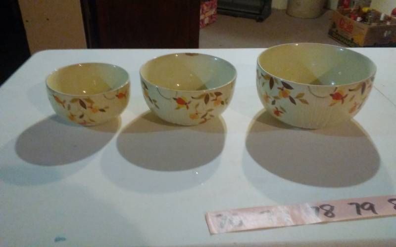lot 80 image: 3-Mixing Bowls Halls Jewel Tea