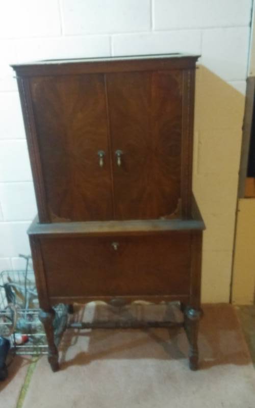 lot 85 image: Vintage Stereo Cabinet 17x27x52