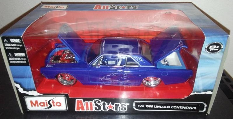 lot 32 image: Maisto 1966 Lincoln Continental 126 scale