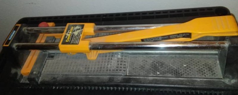 lot 48 image: PLASPLUGS heavy duty Tile Cutter.