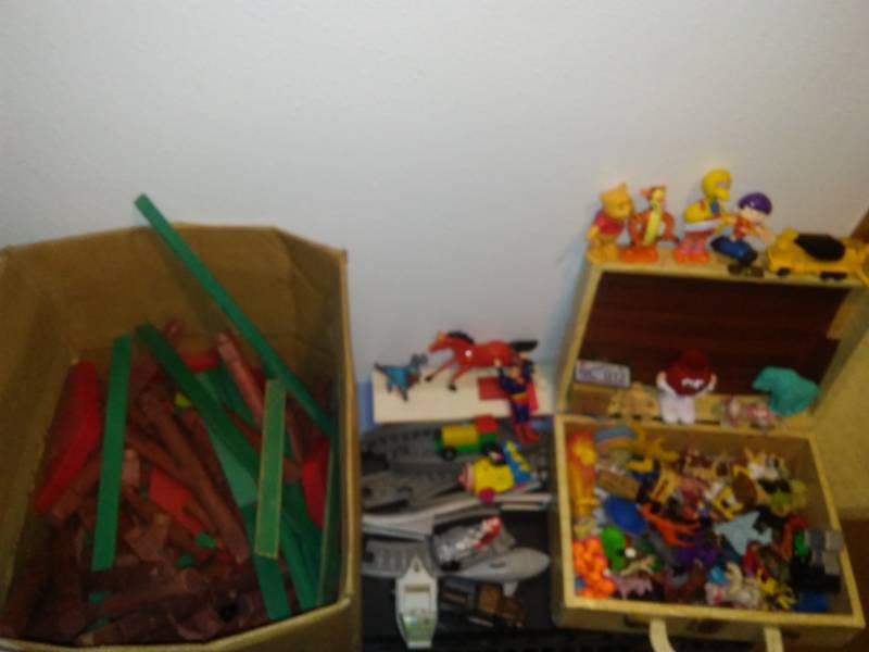 lot 86 image: Vintage toys, Lincoln Logs, train, Winnie, Tigger, Matchbox.