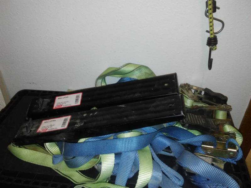 lot 87 image: 5 ratchets Bungies and 2 roll lifters.