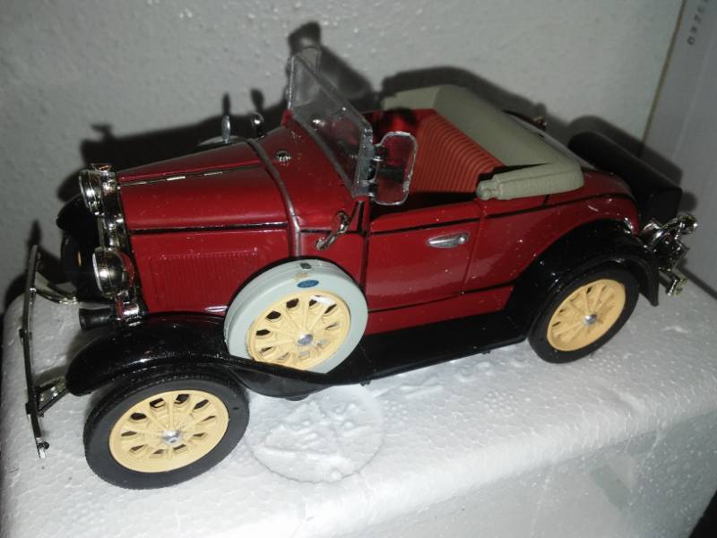 lot 96 image: 1931 Ford Model A Roadster (with COA) and 1925 Ford Model T Runabout. Diecast, 132 scale