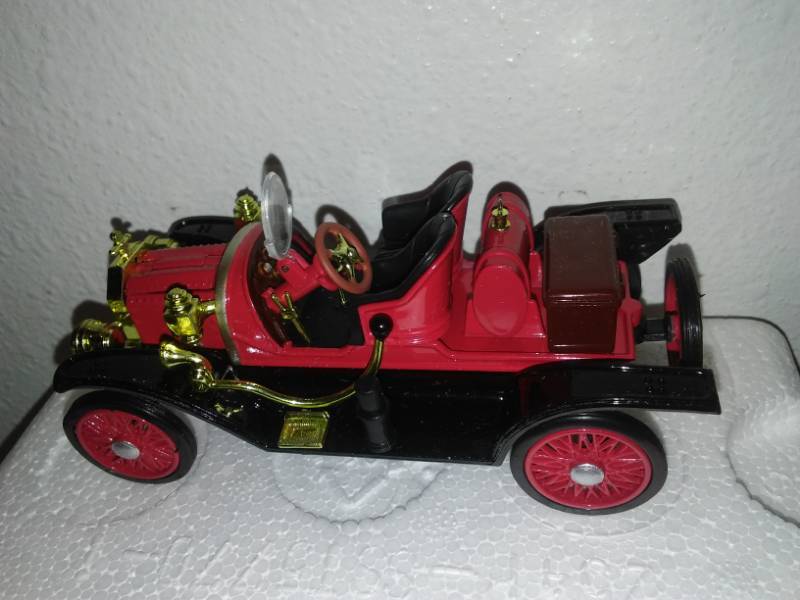lot 97 image: 2 Ford diecast 132 scale, COAs. 1909 Ford Sport Runabout, 1912 Ford Speedster.