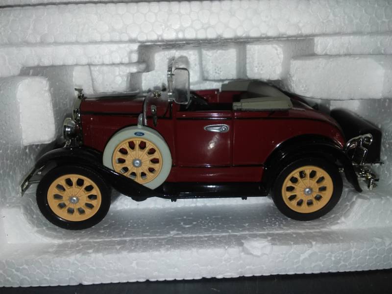 lot 99 image: 2 Ford diecast, 132 scale. 1931 Ford pickup Model A, 1931 Ford Roadster Model A