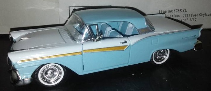 lot 100 image: 1957 Ford Skyliner retractable roof, 132 Scale. Diecast,
