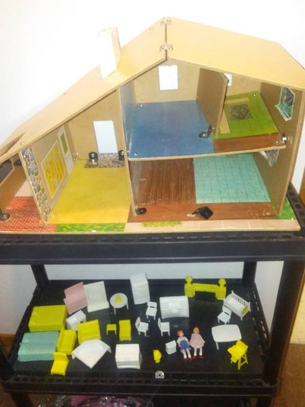 lot 122 image: Marx Hard Board dollhouse with furniture