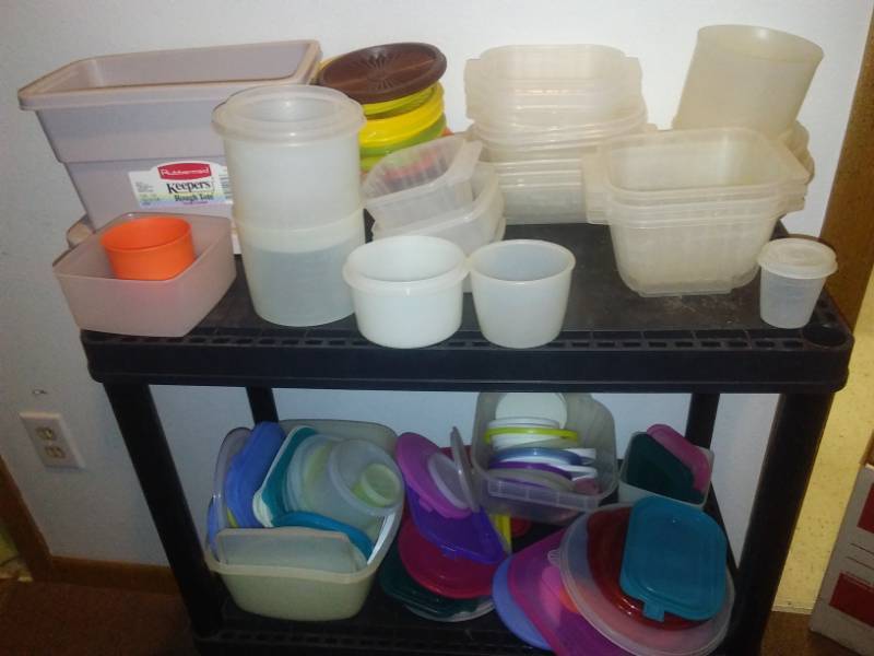 lot 126 image: Tupperware and miscellaneous plastic containers with covers.