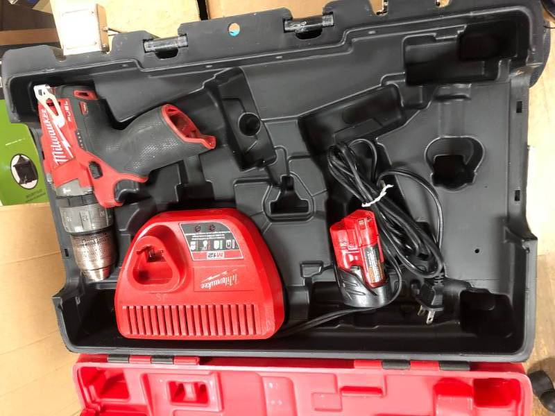lot 122 image: Milwaukee M12 FUEL 12-Volt Lithium-Ion Brushless Cordless 12 in. Hammer Drill and Driver whit one battery in working conditions