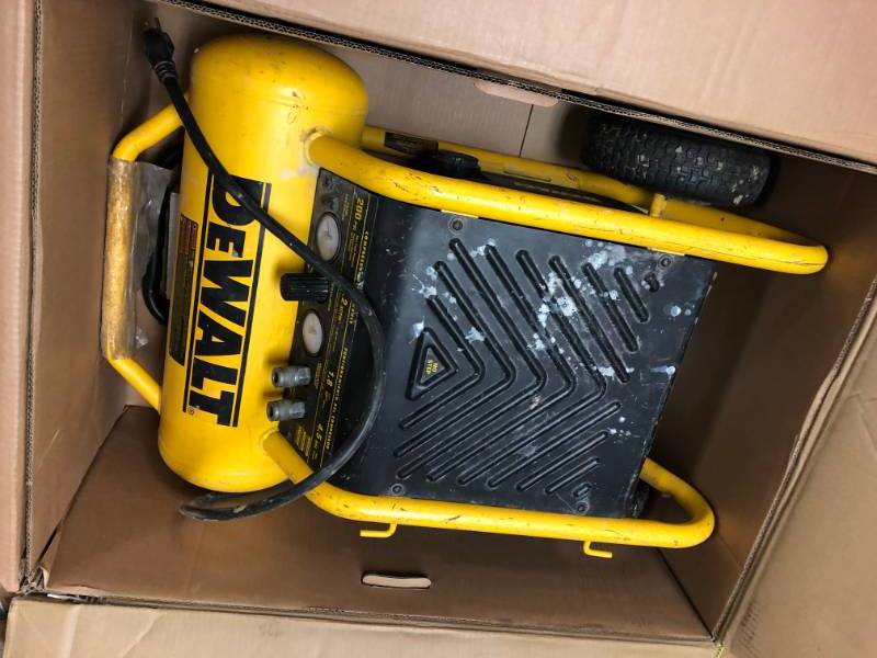 lot 124 image: Dewalt 4.5 Gal. Portable Electric Air Compressor used in working conditions