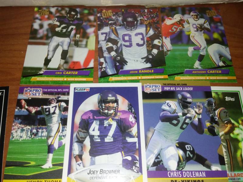 lot 21 image: 3000 trading cards NBA NFL NHL MLB. About 100 Vikings